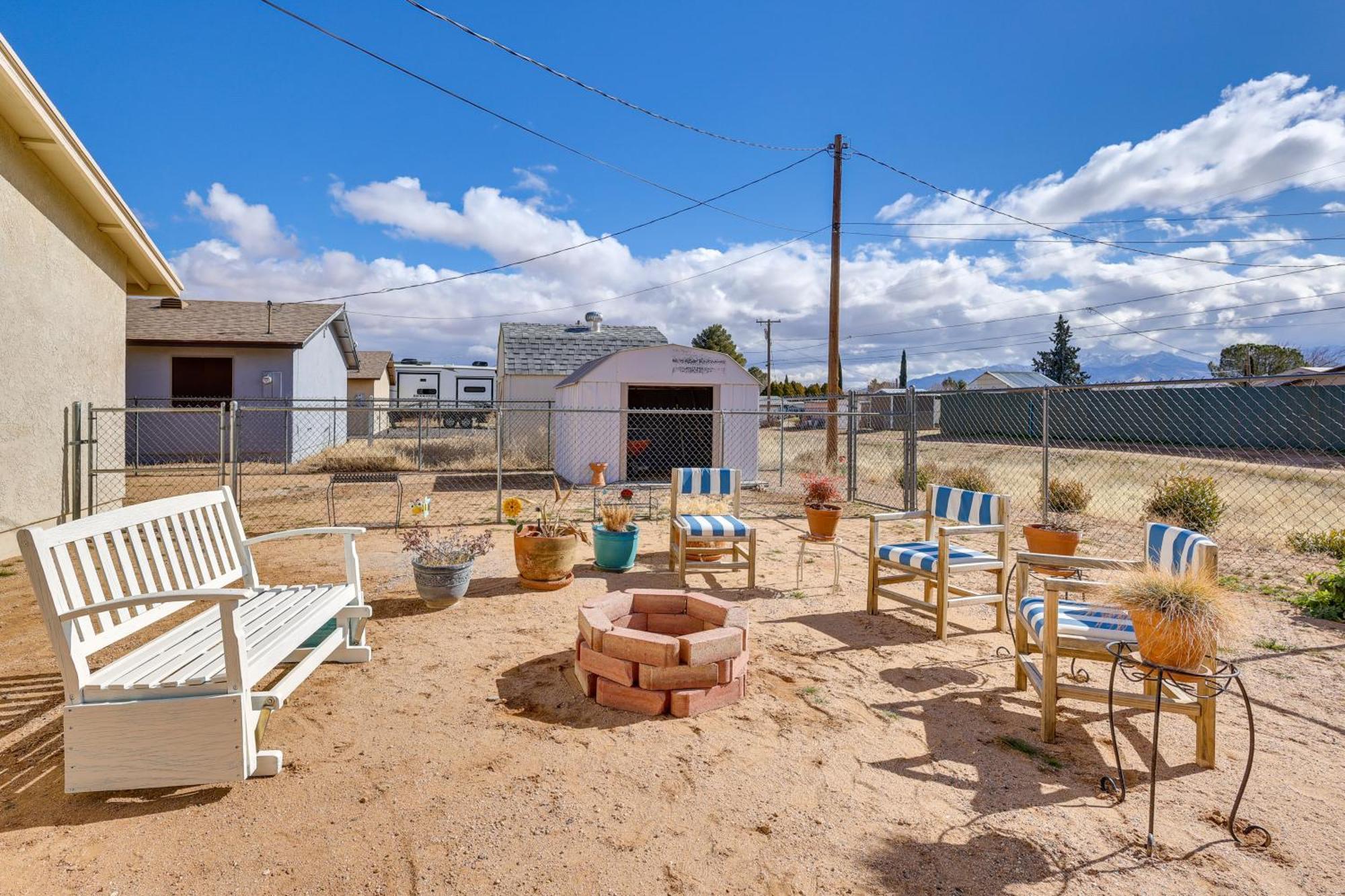Kingman Vacation Rental With Yard And Fire Pit 외부 사진