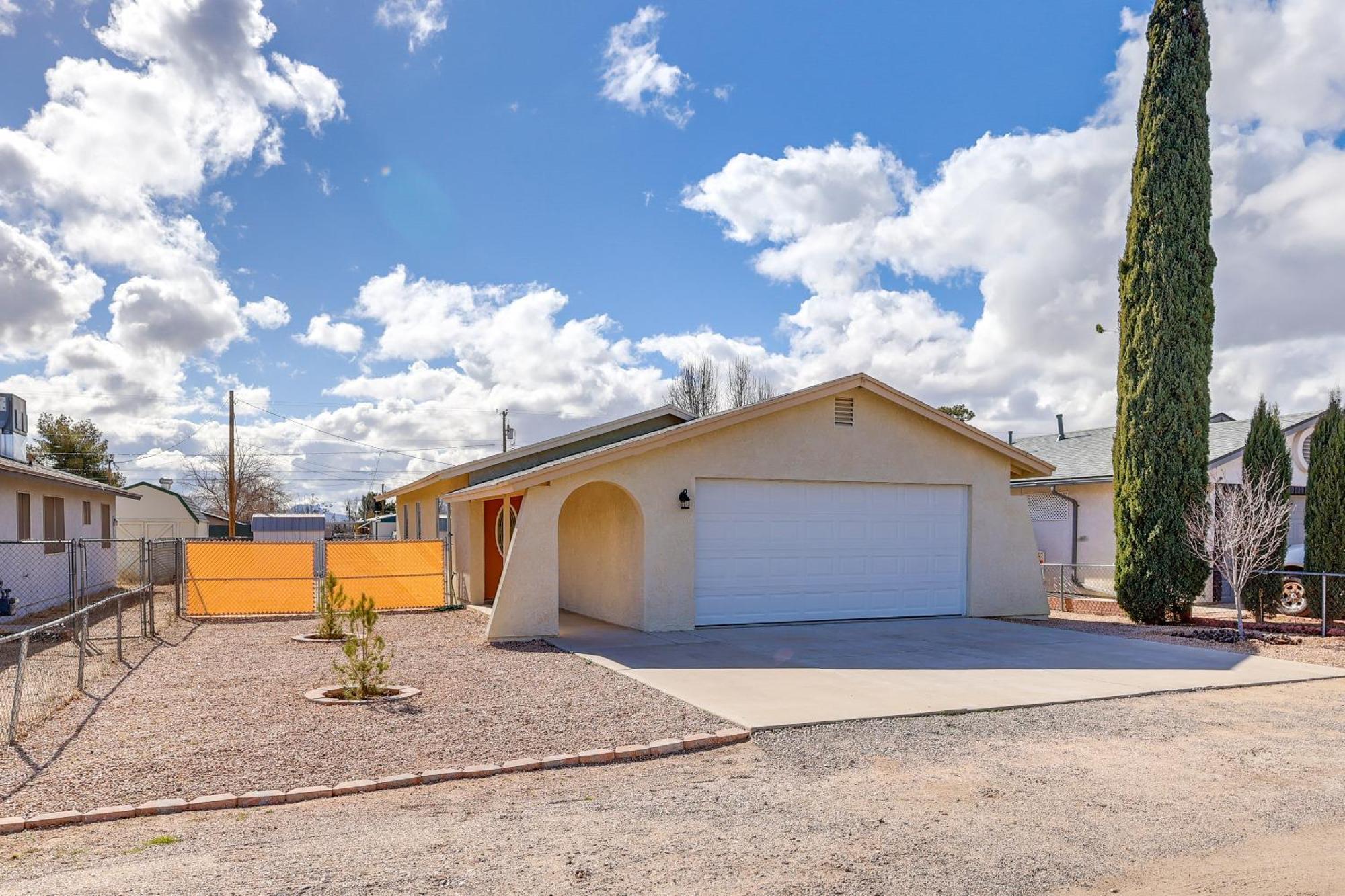 Kingman Vacation Rental With Yard And Fire Pit 외부 사진